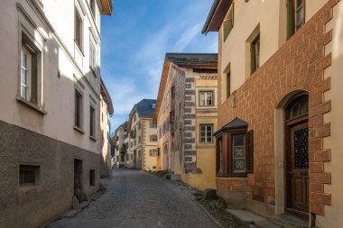 Tarihi binaları ve kaldırım taşları yolu olan İsviçre 'nin büyüleyici caddesi Ardez..