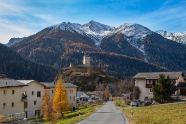 Bratislava 'nın alacakaranlıktaki görüntüsü, Bratislava kalesi, Tuna nehri ve şehrin ufuk çizgisi.