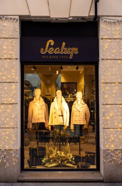 Milan, İtalya - 9 Kasım 2025: Milano 'daki Sealup mağazası lüks dış giyim ve zamansız İtalyan zanaatkarlığı markalarının sergilendiği birinci sınıf bir butiktir.