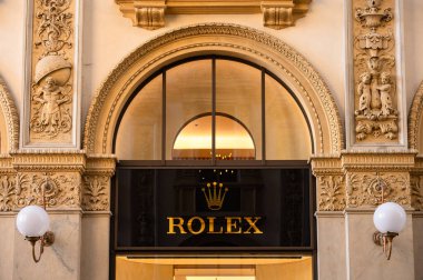 Milan, İtalya - 9 Kasım 2025: Milano, Vittorio Emanuele 'de Rolex mağazası, İsviçreli lüks saat üreticisi