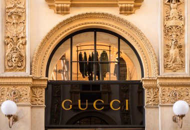 Milan, İtalya - 9 Kasım 2025: Milano, Vittorio Emanuele 'deki Gucci mağazası, İtalyan lüks moda markası.
