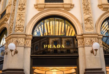 Milan, İtalya - 9 Kasım 2025: Milano 'daki Prada mağazası, Vittorio Emanuele, İtalyan lüks moda markası