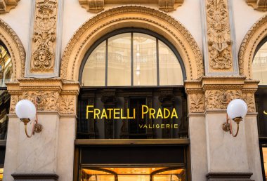 Milan, İtalya - 9 Kasım 2025: Milano 'daki Fratelli Prada mağazası, Vittorio Emanuele galerisi - orijinal lüks moda markası
