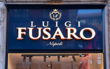 Milan, İtalya - 9 Kasım 2025: Luigi Fusaro, Milano 'da bulunan lüks erkek giyim mağazası.