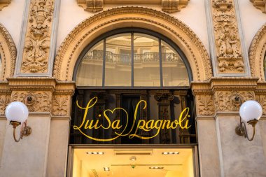 Milan, İtalya - 9 Kasım 2025: Luisa Spagnoli mağazası - Vittorio Emanuele galerisi - kadınlar için şık ve kaliteli kıyafetler sunan lüks bir butik.