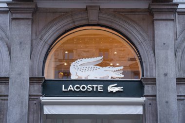 Milan, İtalya - 9 Kasım 2025 - Lacoste birinci sınıf günlük kıyafetleri, ayakkabıları, aksesuarları ve parfümleriyle tanınan dünya çapında tanınan bir Fransız moda markasıdır.