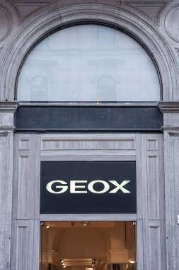 Milan, İtalya - 9 Kasım 2025: Geox, en yenilikçi solunabilir ve su geçirmez teknolojisiyle bilinen İtalyan ayakkabı ve giyim markasıdır.