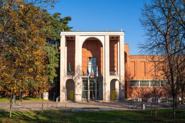 Milan, İtalya - 9 Aralık 2025: Palazzo dell Arte Fondazione Bernocchi Milano 'da önemli bir kültürel ve mimari simgedir.