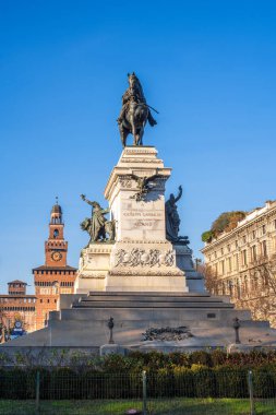 Milan, İtalya - 9 Aralık 2025: Milano 'daki Giuseppe Garibaldi' nin tarihi binalar ve açık mavi gökyüzü ile çevrili büyük bir binicilik heykeli
