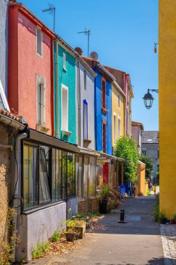 Trentemoult, Nantes 'ta açık mavi gökyüzünün altında renkli yüzlü evler..