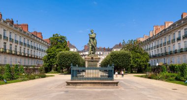 Nantes, Fransa - 5 Ağustos 2025: Napolyon Savaşlarındaki rolüyle tanınan General Pierre Cambronne 'un heykeli. Cours Cambronne, simetrik binaları olan manzaralı bir bahçe.