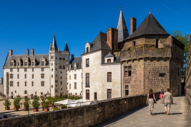 Nantes, Fransa - 5 Ağustos 2025: Brittany Dükü veya Chateau des ducs de Bretagne, Nantes şehrinde bir kaledir..