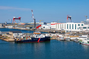 Saint Nazaire, Fransa - 4 Ağustos 2025: Saint Nazaire, Brittany sanayi limanı, deniz kıyısında büyük vinçler ve binalar.