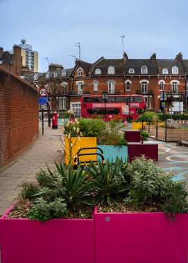 Londra, Birleşik Krallık - 28 Aralık 2025 Londra 'nın renkli kentsel caddesi çiftçiler ve kırmızı çift katlı bir otobüs.