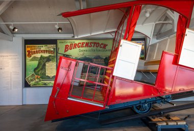 Burgenstock, İsviçre - 7 Temmuz 2025: Burgenstockbahn 'ın tarihi kırmızı teleferik aracı - Burgenstock Alp Resort' a demiryolu taşımacılığı.