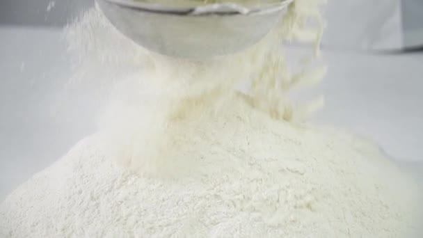 Szef kuchni przesiewa mąkę przez sito. — Wideo stockowe