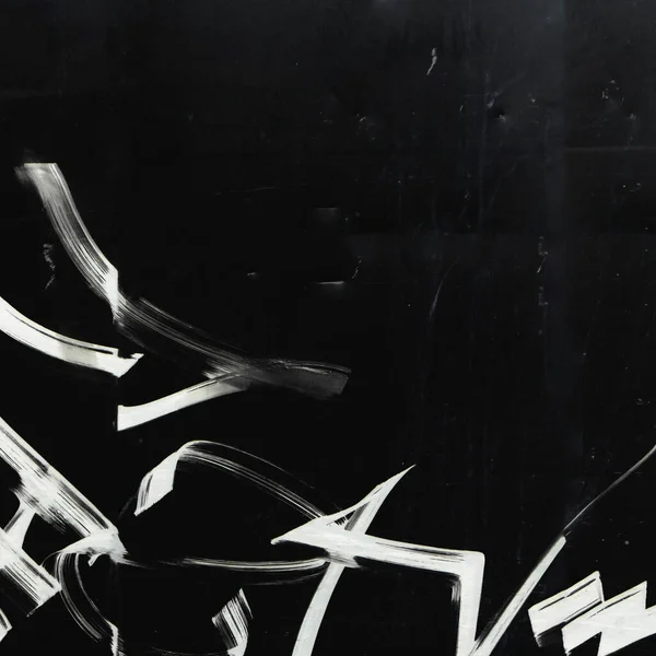 Siyah teneke arka planda soluk beyaz graffiti. Boya ya da tabela şehir duvarında. Şehir konseptinde terk edilmiş sanat. Tasarım için kare resim.