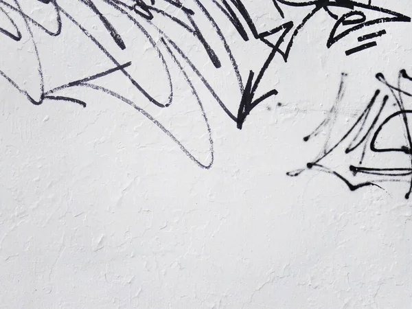 Şehir merkezindeki beyaz duvarda siyah duvar yazısı var. Beton kaplama duvarda alçıya boyanmış. İnşaatta terk edilmiş kirli sanat eserleri. Metin veya tasarım için kopyalama alanı olan kavramsal resim.