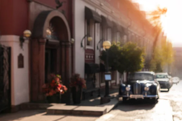 Boş şehir caddesinde bulanık eski bir retro araba. Görüntü odaklanmış arka plan sahnesi. Retro tonlu fotoğraf, antika.