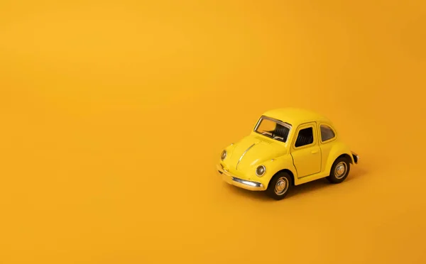 Jeden Żółty Samochodzik Jasnożółtym Tle Taxi Abstrakcyjna Koncepcja Zdjęcia Stockowe bez tantiem