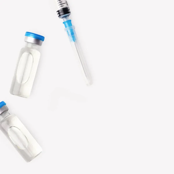 Dos Viales Vacuna Con Tapas Azules Jeringa Aguja Concepto Vacunación — Foto de Stock