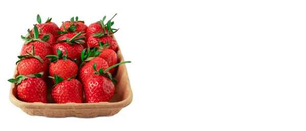 Kartonkorbbehälter Mit Roten Erdbeeren Isoliert Reife Erdbeere Braunen Punnet Großaufnahme — Stockfoto