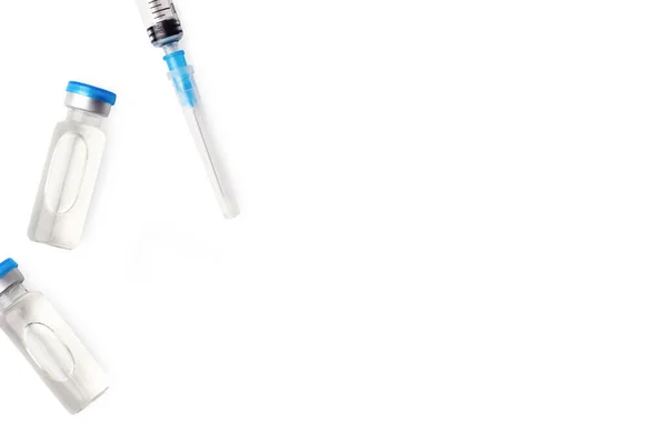 Covid 19 aşı araştırma ve dağıtım. İki aşı şişesi ve şırınga. Aşı konsepti. Enjeksiyon kurtarma tedavisi. Coronavirus tıbbi şişesi. Whie arkaplanı, kopyalama alanı.