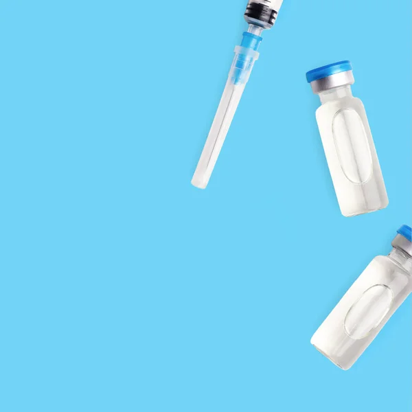 Шприц Ампулы Вакцины Ковид Две Бутылки Вакцины Иглу Концепция Вакцинации — стоковое фото