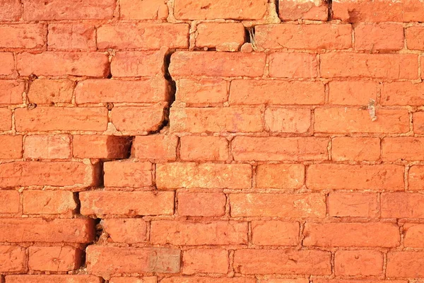 Тріснута Червона Цегляна Стіна Великою Тріщиною Структури Пошкоджена Цегляна Кладка — стокове фото
