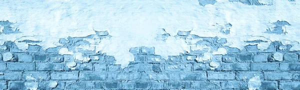 Mavi Tonlu Tuğla Duvar. Hasar Alçı Arkaplanı. Shabby Web Tasarım Malzeme Arkaplanı. Çatı Duvarı İzole Edilmiş Geniş Panoramik Sancak Kopyalama Uzayı.
