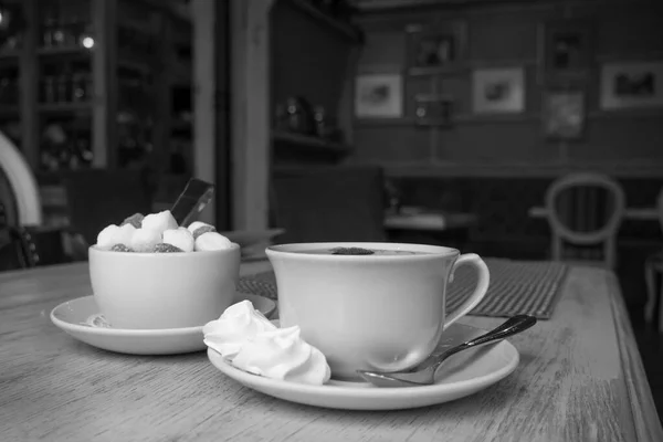 Taza Vintage Con Merengue Azúcar Blurry Restaurant Fondo Blanco Negro — Foto de Stock