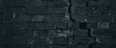 Büyük Çatlak Yapılı Mavi Tuğla Duvar. Kara Hasarlı Tuğla Yüzey Dokusu. Yok Edilmiş ve Yaşlanmış Tuğla Döşeme Yarığı Malzemesi. Panoramik Sancak Arkaplanı.