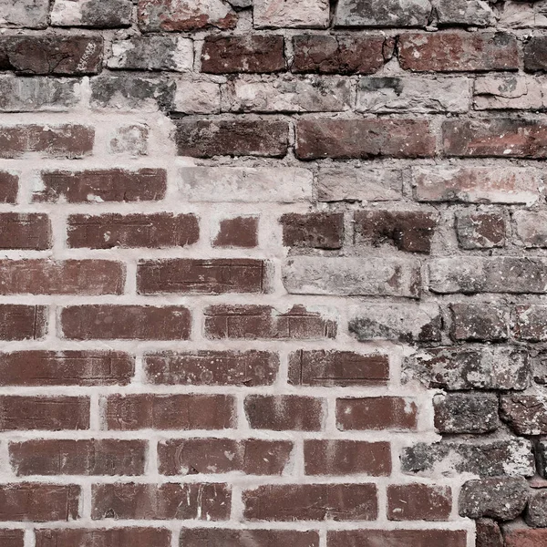 Eskimiş Kederli Tuğla Duvar Kırmızı Rengi. Çürüyen Şehir Tuğlası Malzemesi. Paslı, Paslı, Turuncu, Kahverengi Tuğla Surat. Beton Beton Çimento Havan Meydanı.