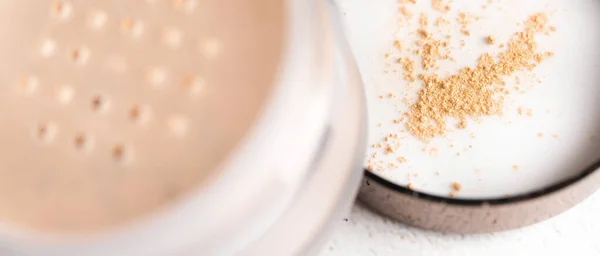 Yüz pudrası dokusu Makro yakın plan ayarlanıyor. Seçici Odakta Mica Doğal Mineral Kozmetik Örnekleri. Güzellik Kozmetik Panoramik Sancak.