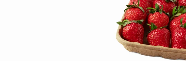 Kartonkorbbehälter Mit Roten Erdbeeren Isoliert Reife Erdbeere Braunen Punnet Großaufnahme — Stockfoto