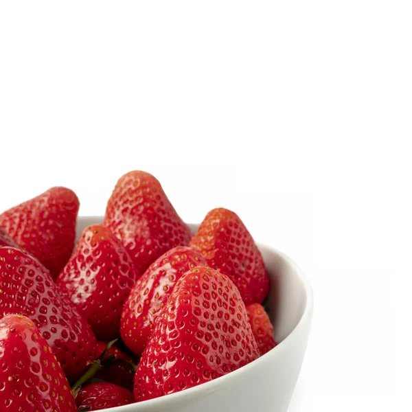 Strawberry Tips White Bowl Vorderansicht Vorhanden Erdbeeren Weißen Teller Großaufnahme — Stockfoto