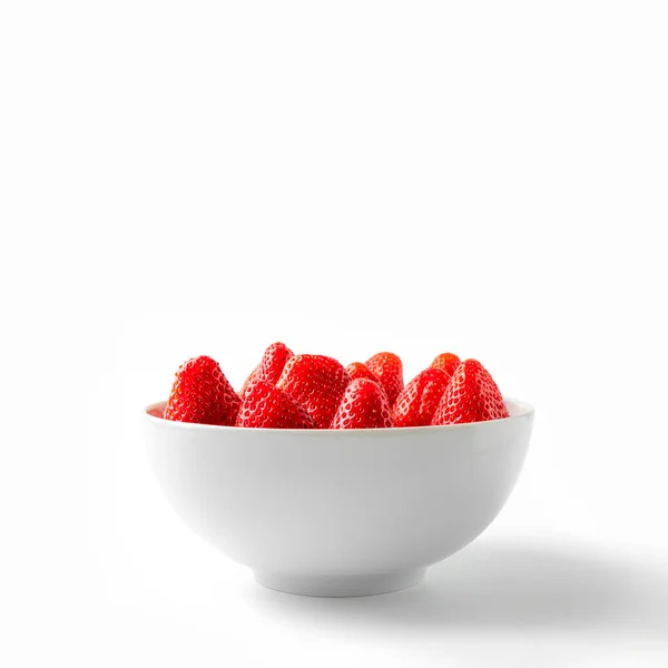 Strawberry White Bowl Vorderansicht Vorhanden Erdbeeren Weißen Teller Großaufnahme Isoliert — Stockfoto
