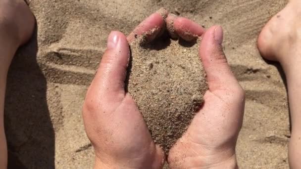 Areia através das mãos — Vídeo de Stock