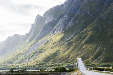 Lofoten, Norveç. Yol ve köprü dramatik peyzaj.
