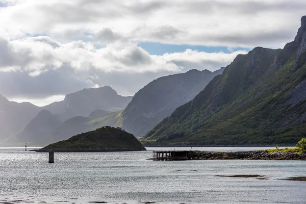 Dramatiska sommarlandskap med vassa bergstoppar i Norge. — Stockfoto