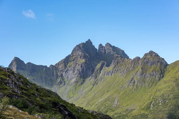 Farbenfrohe Sommerlandschaft mit scharfen Berggipfeln in Norwegen. — Stockfoto