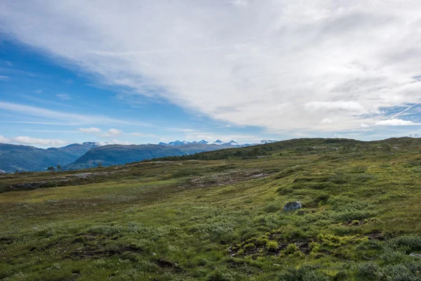 Colorido paisaje de verano con montañas en Noruega . — Foto de Stock