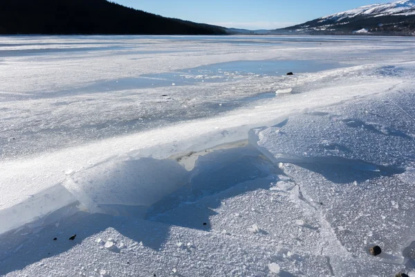 Krakingu lód jeziora — Zdjęcie stockowe