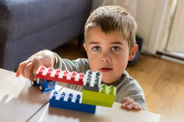 Küçük çocuk oynuyor.