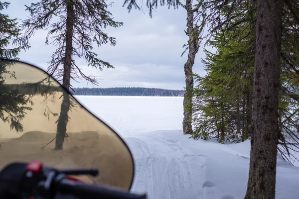 Snowmobile rumo a lago congelado — Fotografia de Stock