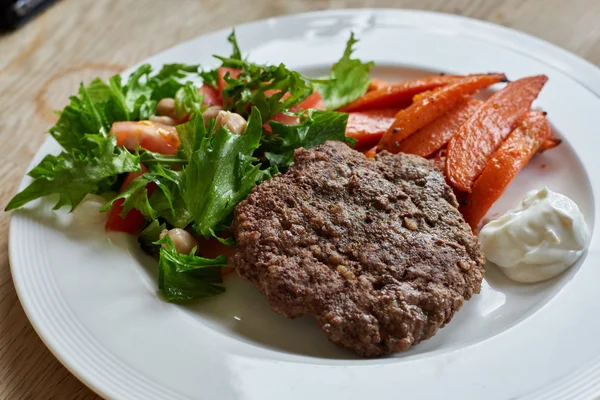 Sağlıklı Hamburger yemek