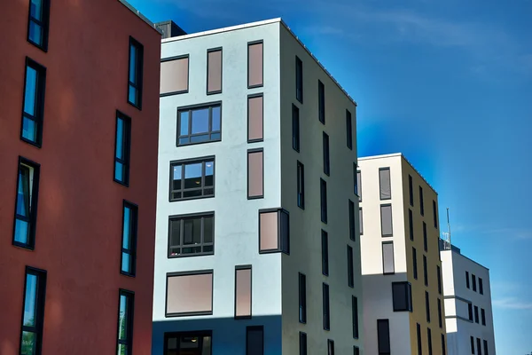 Renkli binalar, mavi gökyüzü