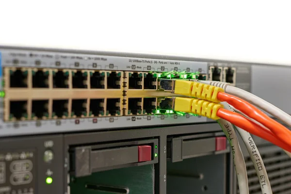 Ağ anahtarı kabloları ile