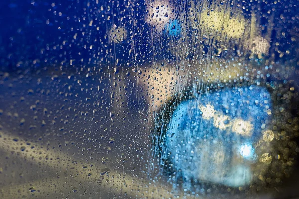 模糊的雨洒在车窗外 免版税图库照片