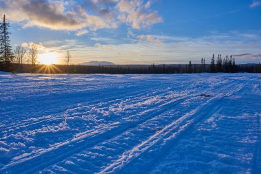 Günbatımı kar arabası parça.